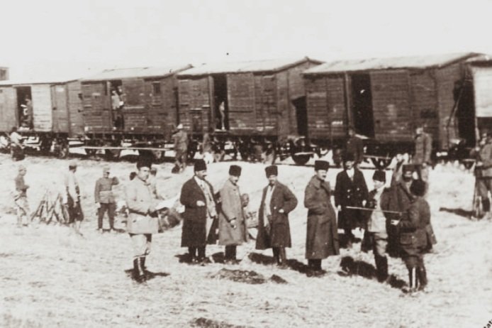 [1] 13 Ağustos 1921
100 sene önce bugün...
Sakarya'nın doğusu, Haymana-Polatlı hattı arı kovanı gibidir.
120.000 kişilik Yunan Küçük Asya Ordusu, Türk Ordusu'nu ve TBMM'ni imha etmek için yoldadır.++