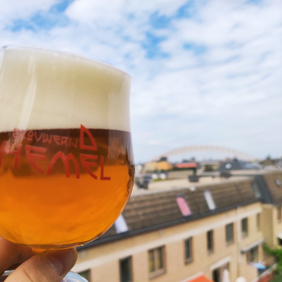 Tijd voor nog een nieuwe special: Flora. 

Dit uitermate zomerse bier heeft 6,5% alcohol, is donkerblond van kleur en vol van smaak. Dat komt omdat het op smaak is gebracht met echte vanillestokjes, dit geeft een volle aromatische en verraderlijk zachte smaak.