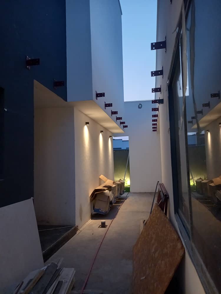 ElectroDarkoH's tweet photo. Step into the beauty of light with Philips discrete spotlights. We lit up this residential property in Accra.
#Lighting #PhilipsLight #Spotlight #Accra #Beauty #architecture #interiordesign #homedecor https://t.co/kpkkLtDzFg