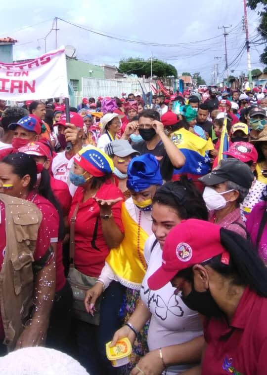 YoraimaComplex's tweet photo. #MedinaEsDeVueltaChavez Vean esta foto, damas con turbantes. Es el pueblo artista, el movimiento #DeVueltaChavez no tiene $$ para pagar cantantes, bailarines, diseñadores, poetas #DeVueltaChavez ⁦@dcabellor⁩ ⁦⁦@NicolasMaduro⁩ ⁦@jaarreaza⁩ https://t.co/aKCcF5elDO