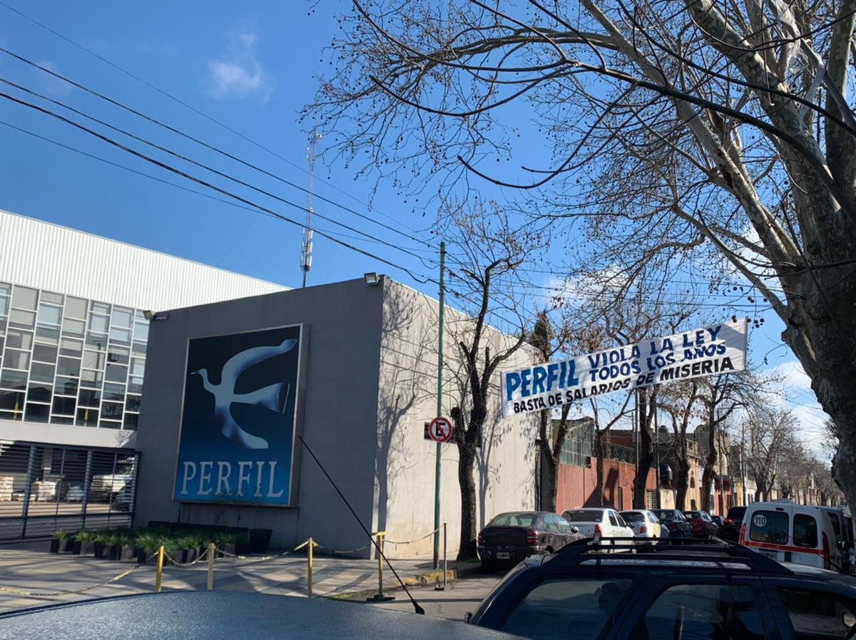 DelegadosPerfil's tweet photo. Así amaneció Barracas hoy: los vecinos y las vecinas que viven cerca del edificio de PERFIL se están enterando que la empresa de Fontevecchia, "el hombre de las entrevistas largas", no paga salarios y hambrea a sus trabajadores.
#ElSueldoNoAlcanza
#BastadeRelatoEnPerfil https://t.co/71G1bGMIrc