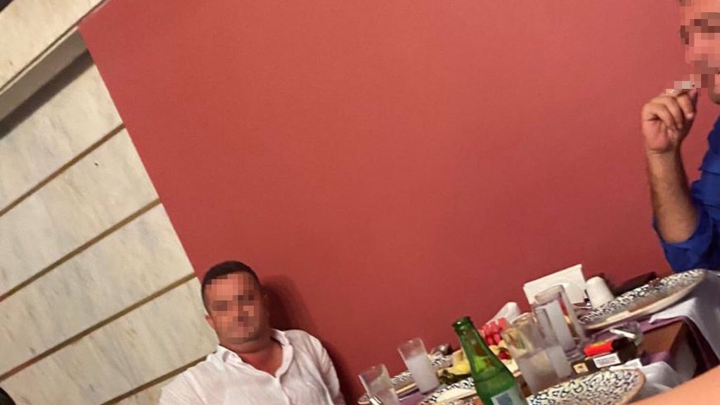 Antalya'da Ağır Ceza hakiminin, örgüt kurmak, tefecilik gibi suçlardan beraat kararı verdiği sanıkla içki masasından fotoğrafları çıktı.