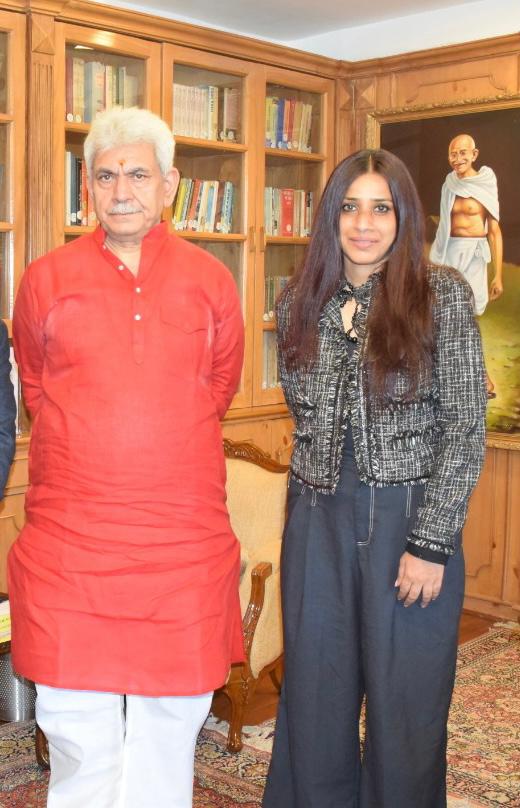 Producer @AshviniYardi meets LG of J & K @manojsinha_ to discuss the scope of shooting film, web series and serials in Kashmir, while on her visit to shoot her upcoming show #MasabaMasaba2.