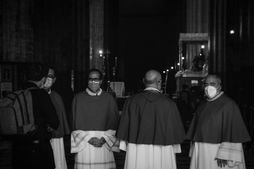 DelejuSevilla's tweet photo. En la tarde de ayer participamos en la novena de la Virgen de los Reyes, que estuvo dedicada a los jóvenes. Tras la Eucaristía compartimos un rato de encuentro junto a @ArzobispoSaiz, quien nos pidió que rezásemos por él
Fotografías de @Alejandrocp99
#Confía #PJSevilla https://t.co/7YKWlO371N