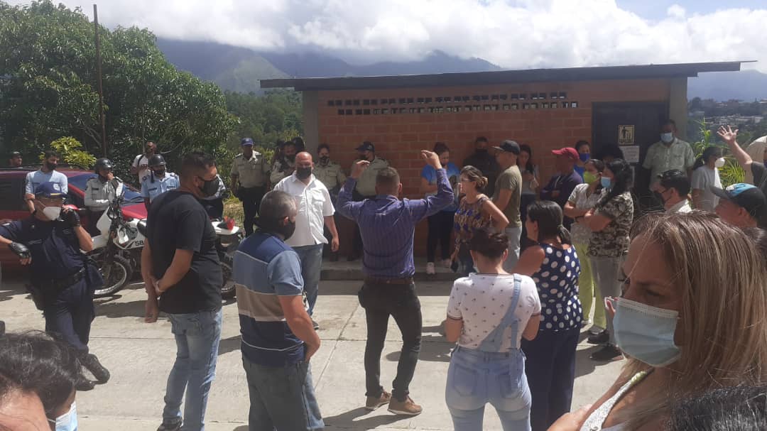 Ireteansa2010's tweet photo. En estos momentos funcionarios de @POLIMIRANDAFAL están invadiendo propiedad privada en #UTG quieren apropiarse ilegalmente de apartamentos!
Los vecinos salen a exigir que se respete el derecho a la propiedad! #UrbanizacionTerrazaDeGuiacoco

@HectoRodriguez
@JoseVRangelA https://t.co/mXpur9jLBv