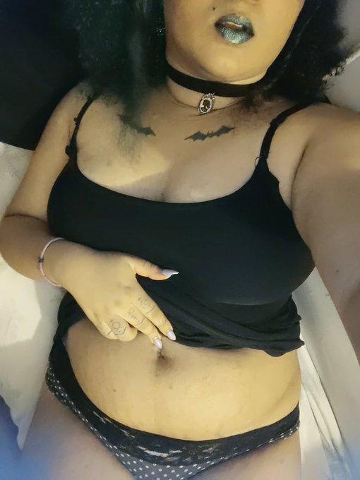V says hello :)  #belly #bellybutton #tummy #goth https://t.co/nSZvpog8Hk<a href="/tag/belly"class="tags">#belly</a><a href="/tag/bellybutton"class="tags">#bellybutton</a><a href="/tag/tummy"class="tags">#tummy</a><a href="/tag/goth"class="tags">#goth</a>