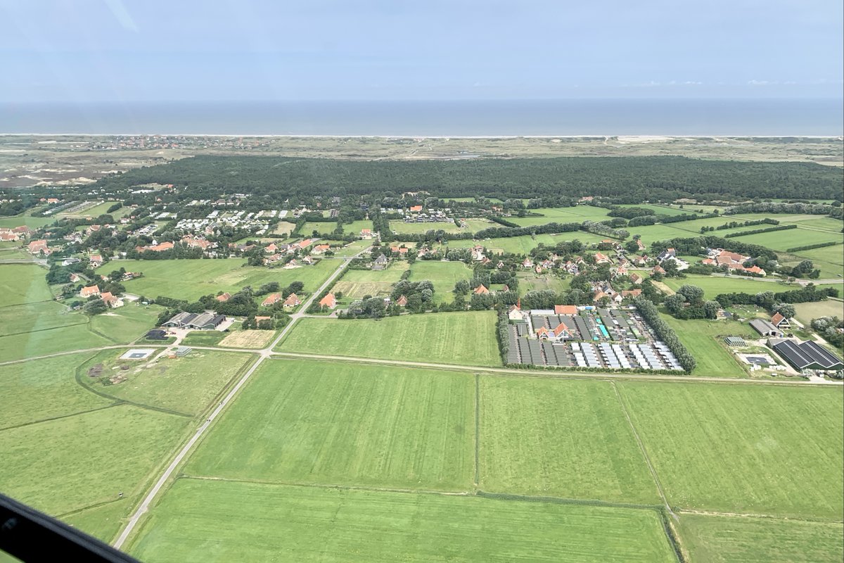 Waddenheli's tweet photo. Vanuit de #Medic01 #ambulancehelikopter een blik op #Formerum #Terschelling met in het midden rechts #camping #Appelhof https://t.co/HkBJXnLdFi