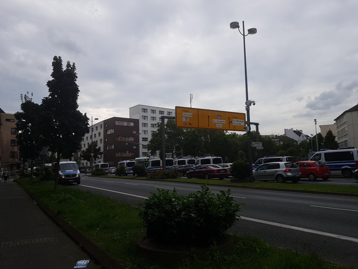 Die #Polizei kann die Kamera direkt wieder einpacken: Das Filmen (auch Übersichtsaufnahmen) von Versammlungen ist Verbot, solange keine Straftaten passieren. Es darf auch nicht der Anschein erweckt werden.
Was soll die demonstrativ ausgefahrene Kamera?
#do1308 #VersGNRWStoppen