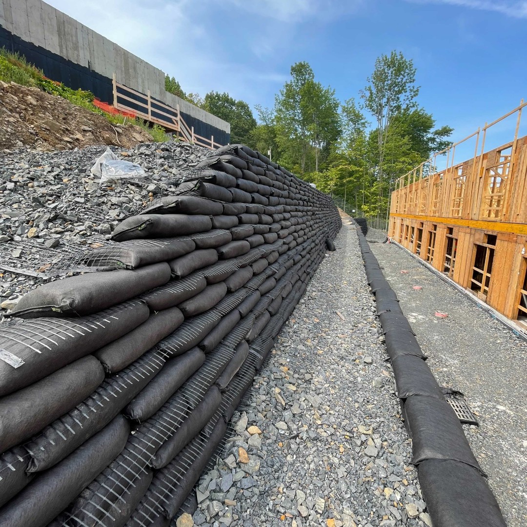 FlexMSE's tweet photo. Using #FlexMSE to separate these two sites is a smart way to provide slope stability & give the residents a great view from their back windows. Beautiful views and system strength aside, this wall will also help keep the area cooler. Where else can you see Flex MSE? #urbangreen https://t.co/4F5MmleXr5
