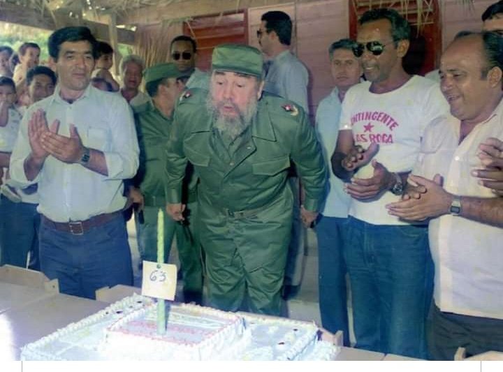 Asheley88's tweet photo. Hoy más que nunca somos tu Continuidad,hoy materializamos tus  sueños y mantenemos vivo tú legado #FidelViveCubaSigue #FidelPorSiempre https://t.co/ppfSIHPcFH