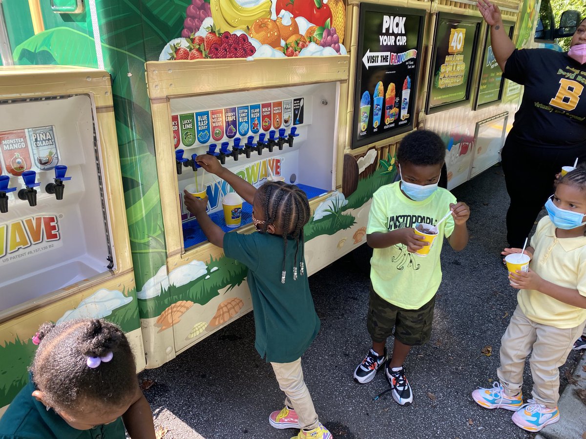 Kinder_Mont's tweet photo. ⁦@APSBoydES⁩ PreK enjoying a Friday treat! ⁦@apsupdate⁩ ⁦@aps_OEL⁩ ⁦@TraciElaineSim2⁩ ⁦@SydneyAhearn⁩ #prekallday https://t.co/jb51iEcZdP