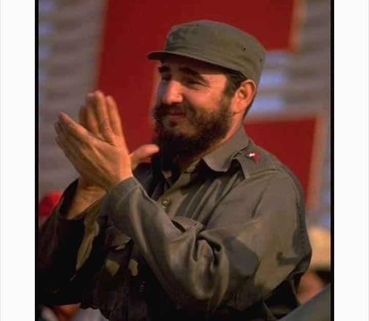 Asheley88's tweet photo. No quiero decirte Comandante ni barbudo ni gigante.Todo lo que se dé ti.Hoy quiero gritarle padre mío,no te sueltas de mi mano,aun no se andar bien sin ti #FidelViveCubaSigue @Asheley88 @DiazCanelB @ujc https://t.co/kQtdRwrYys