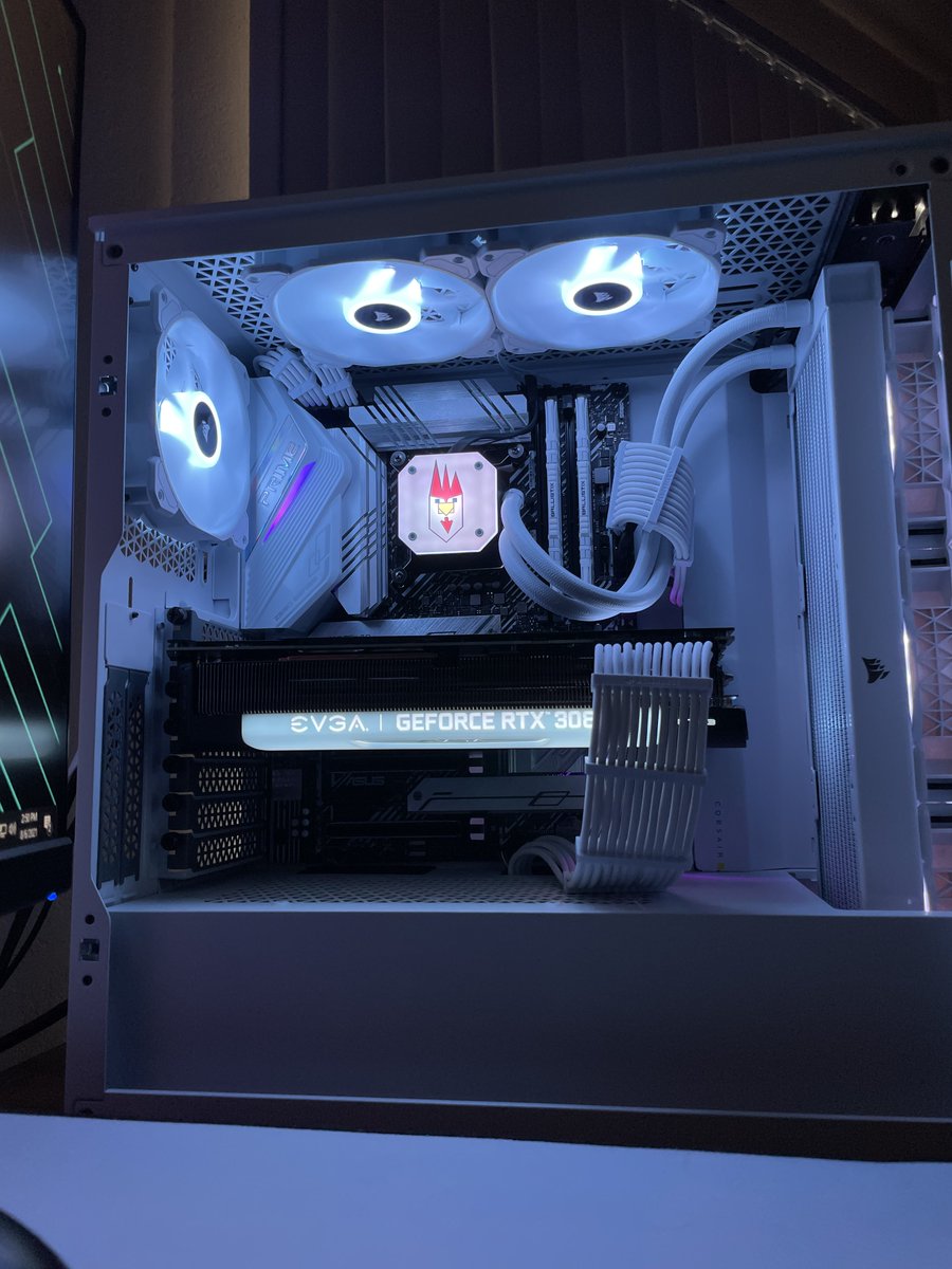 clickmyface's tweet photo. Check out my new @StinceBuilt. I've built dozens of PCs for myself and others, so I took a leap buying Stince. The way he wrapped the 24pin around my radiator hose is chefs kiss beautiful. He does not cut corners, and I am 100% satisfied. :stinceLick: https://t.co/tbzzNCLoUh