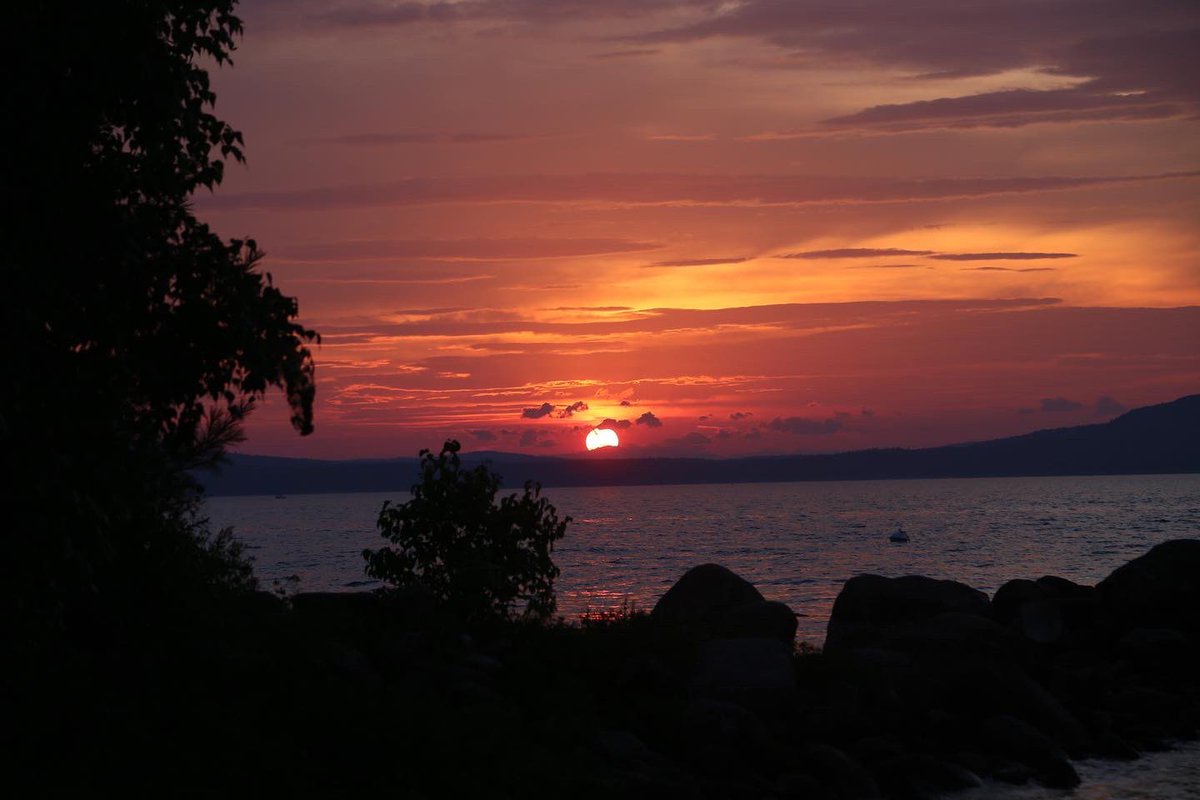 MarsCmars's tweet photo. “What good is the warmth of summer, without the cold of winter to give it sweetness”
~John Steinbeck
#maine #august #mymaine #summer #fryeisland #hazyhothumid #thewaylifeshouldbe #whywelivehere https://t.co/47uxwHzTXr