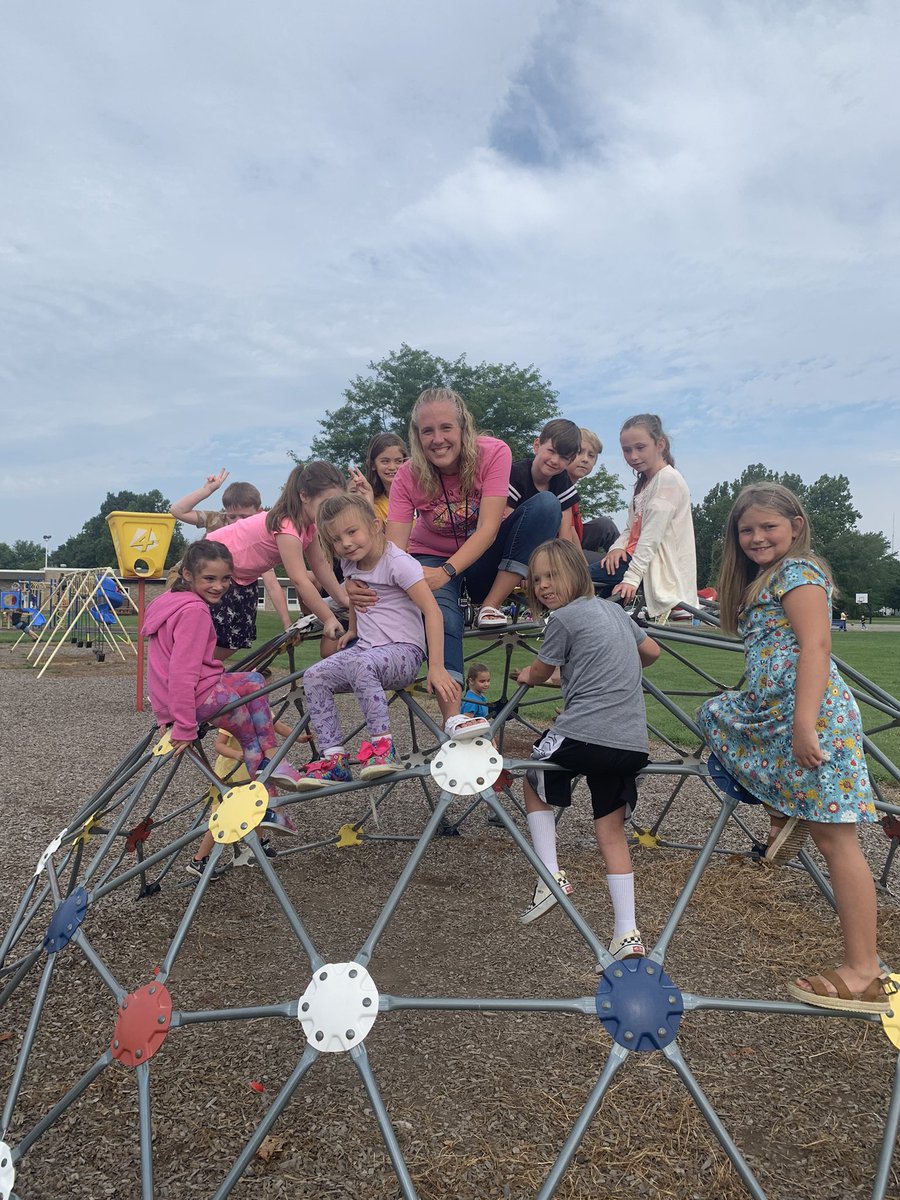 2ndwithMrsZ's tweet photo. Beautiful day for some outside recess! ♥️ https://t.co/fgcsORhk02