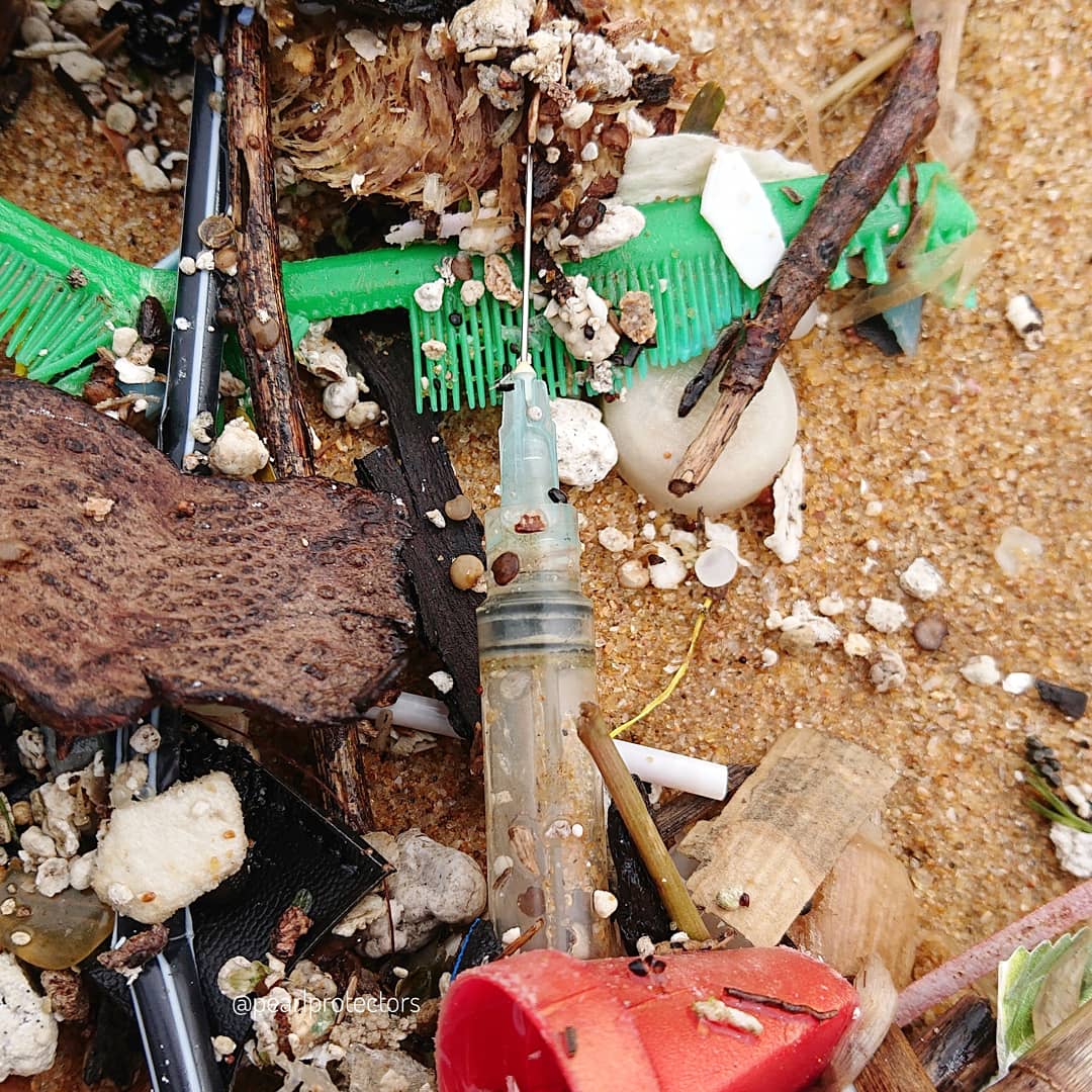 PearlProtectors's tweet image. This is in Wellawatta Beach

Hundreds of syringes littered across the beach with some exposing the needle.
These syringes &amp;amp; other medical waste such as gloves seems to have been disposed through a clinical center
#wellawatta #beachpollution #beachcleanup #medicalwaste #srilanka