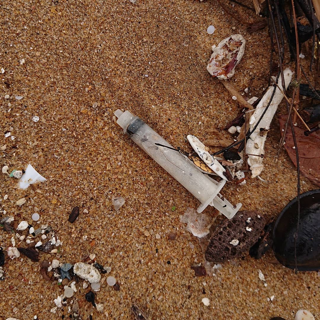 PearlProtectors's tweet image. This is in Wellawatta Beach

Hundreds of syringes littered across the beach with some exposing the needle.
These syringes &amp;amp; other medical waste such as gloves seems to have been disposed through a clinical center
#wellawatta #beachpollution #beachcleanup #medicalwaste #srilanka