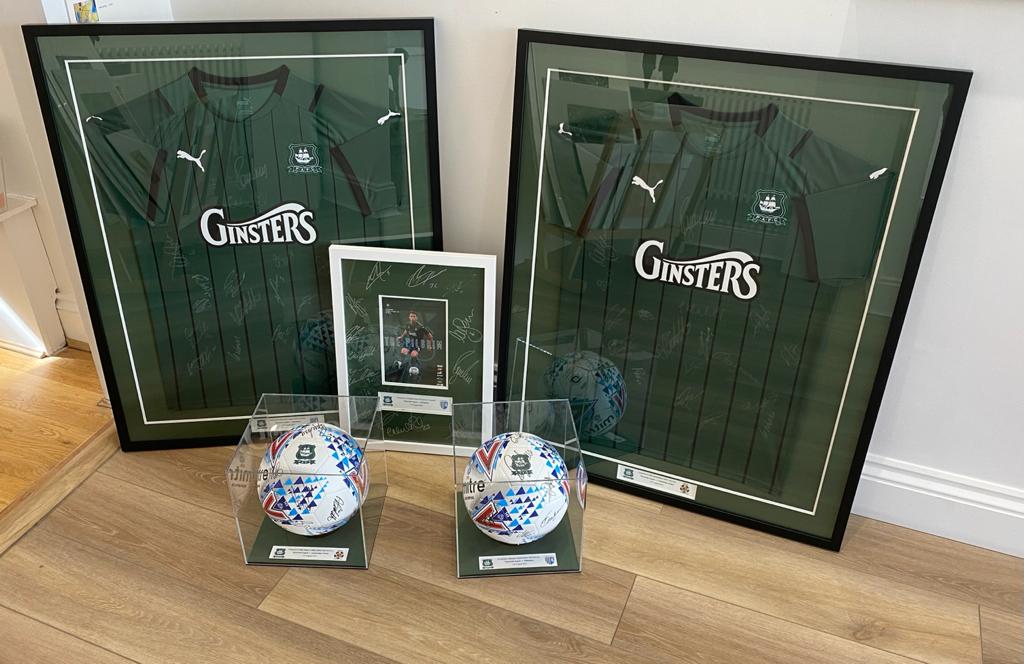 MissHolmes70's tweet photo. Best of luck Plymouth Argyle for the next upcoming home matches, proudly framed sponsors memorabilia. ⚽️ #pafc #plymouthargyle #football #memorabilia https://t.co/WSaugf4Ab9