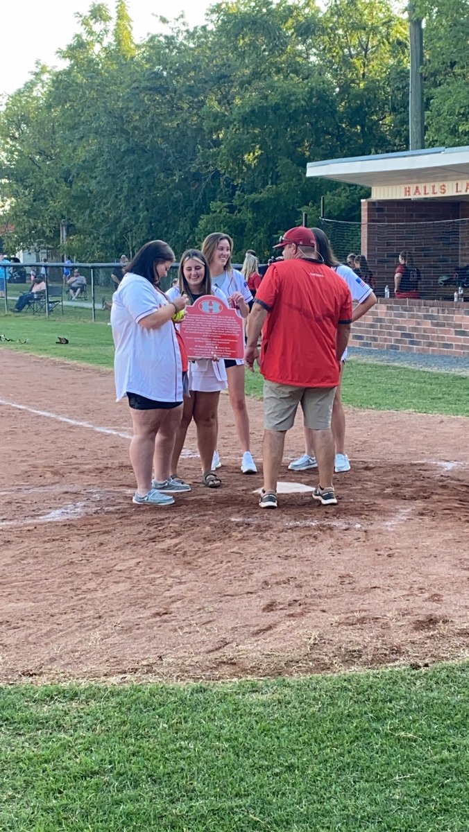 sghensley1221's tweet photo. @HHScoachB honored our 2020 Seniors with this awesome plaque that will be on display at our field along with the signed softball buried at home plate!! #BRAK #OnceALadyDevilAlwaysALadyDevil
@tannahensleyy @CassieNorris44 @GouldLeyna @sloaneb08 @5StarPreps https://t.co/WRH5BiJd7Z