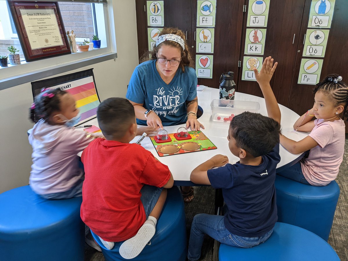 SraMoreno16's tweet photo. Huge kuddos to @ms_kohlmaier ! Students working independently while she's doing her small group. It's the 1st week of school and she's already rocking this teacher thing. #RiverSquad #FirstGradeCE @HumbleISD_CE https://t.co/bNpLALlMr4