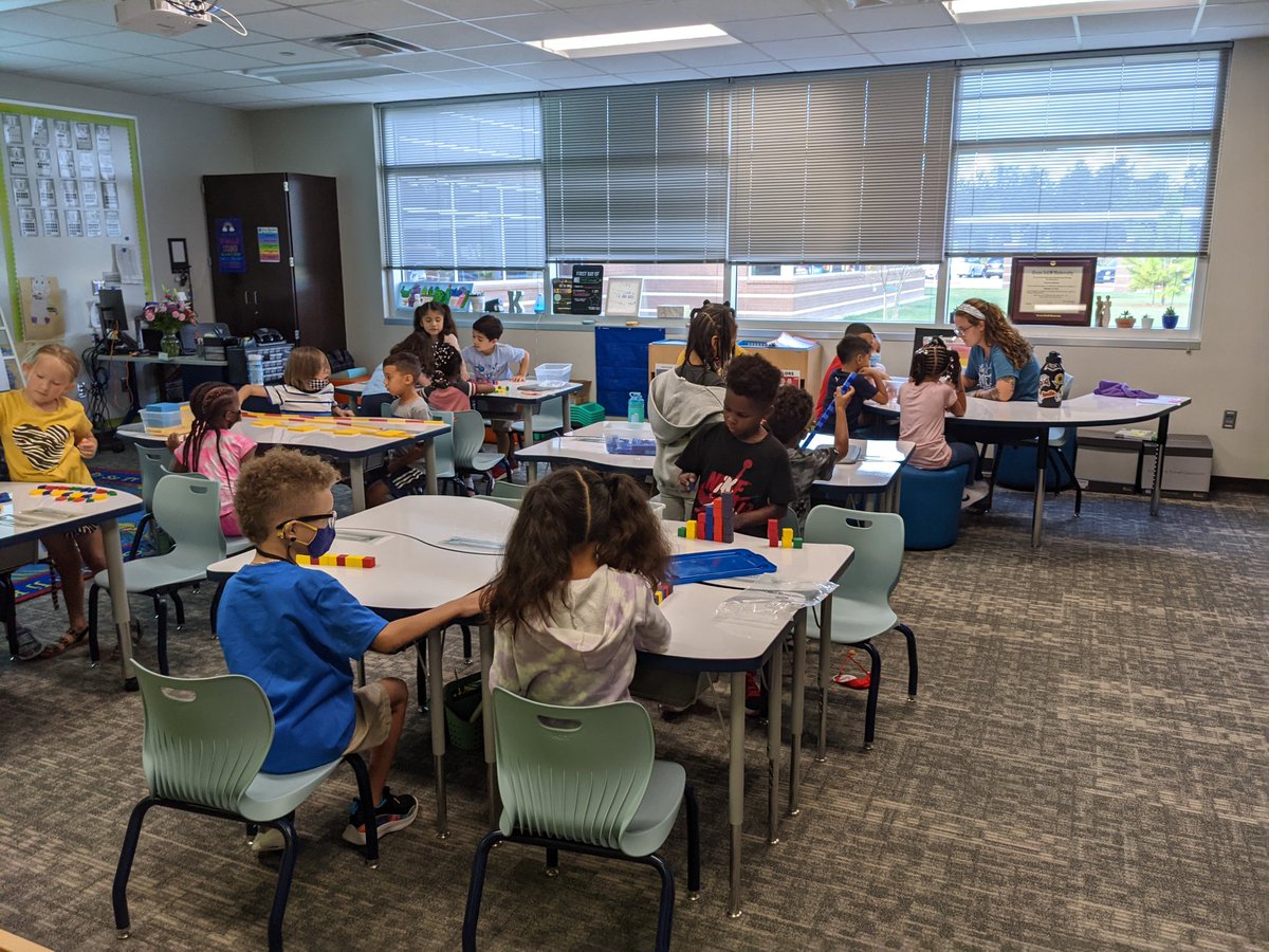 SraMoreno16's tweet photo. Huge kuddos to @ms_kohlmaier ! Students working independently while she's doing her small group. It's the 1st week of school and she's already rocking this teacher thing. #RiverSquad #FirstGradeCE @HumbleISD_CE https://t.co/bNpLALlMr4