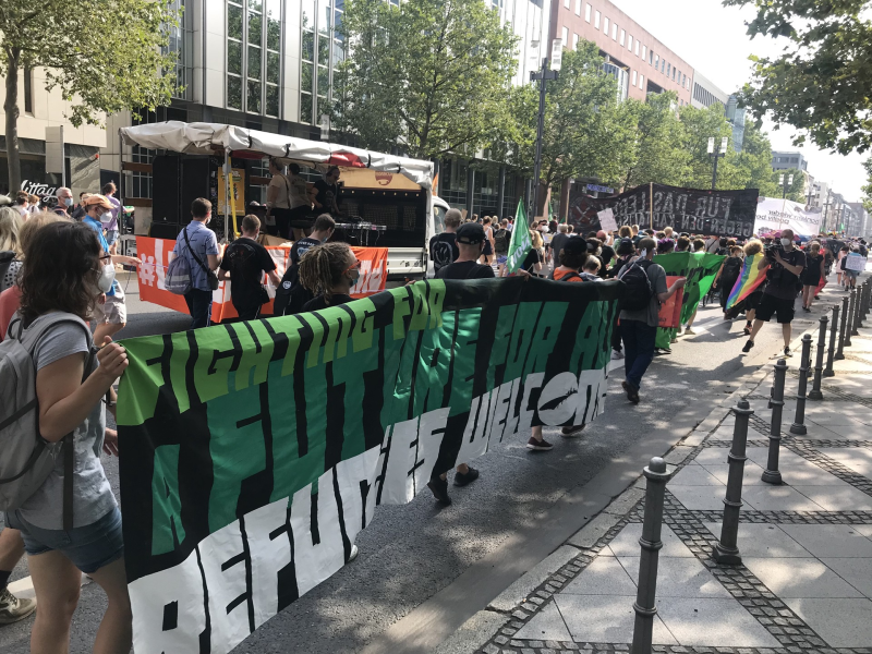 Die Hauptdemo zieht los. Mittendrin der Seebrücke-Lauti und das FIGHTING FOR A FUTURE FOR ALL - REFUGEES WELCOME -Transpi.