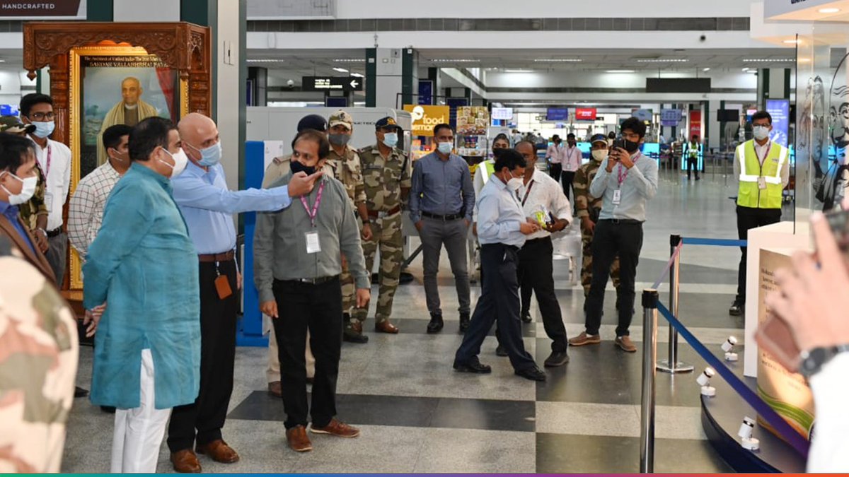 ahmairport's tweet photo. It was an honour to have Minister of Road Transport and Highways of India, Mr. @nitin_gadkari notice our #IndependenceDay decor and interact with the team during his travel from SVPI airport, Ahmedabad. #takeoffat75 https://t.co/fXXfxnm9Yo