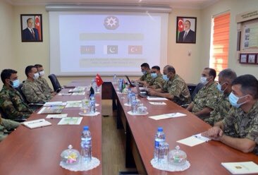 AzinUrdu's tweet image. آذربائجان کے دارالحکومت باکو میں آذربائجان، پاکستان اور ترکی کے مسلح افواج کے سنئیر افسرز کانفرنس منعقد ہوئی جس میں “ تین بھائی 2021” مشترکہ فوجی مشقوں کے حوالے سے تفصیلی تبادلہ خیال کیا گیا #ThreeBrother2021 🇹🇷🇦🇿🇵🇰 #MilitaryExercises @k_farhadov @AzEmbPak @PakinAzerbaijan