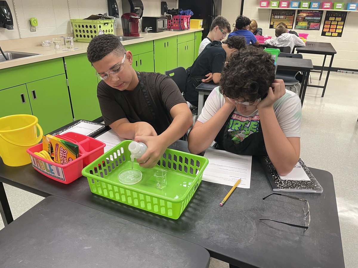 JenniferHallKMS's tweet image. Today we are discovering the importance of lab safety by simulating what could happen to your eyes if not wearing safety googles. #safetyfirst #IrreversibleEffects #ScrambledEyesLab #KMSCougarPride #Humble_2ndScience #KMSClassOf2026 🐾❤️🧑🏻‍🔬