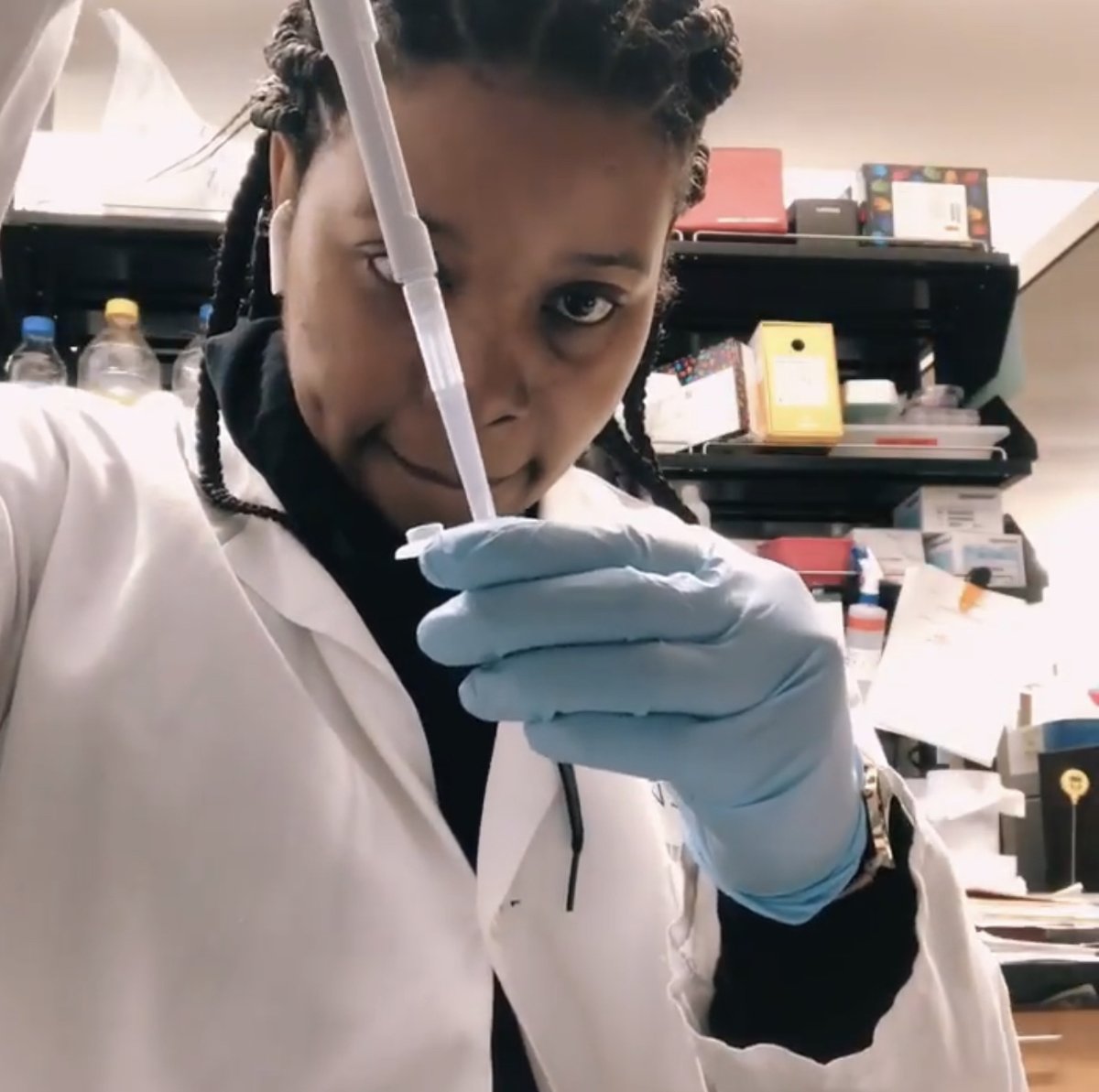 STEMChangemaker's tweet photo. Today for #STEMFeatureFriday we are highlighting Zakithi! Zakithi is a Ph.D. candidate at the HIV pathogenesis program and a fellow at the Sub-Saharan African Network for TB/HIV research excellence.
@Zakkie_M https://t.co/AuSWqNEsJC