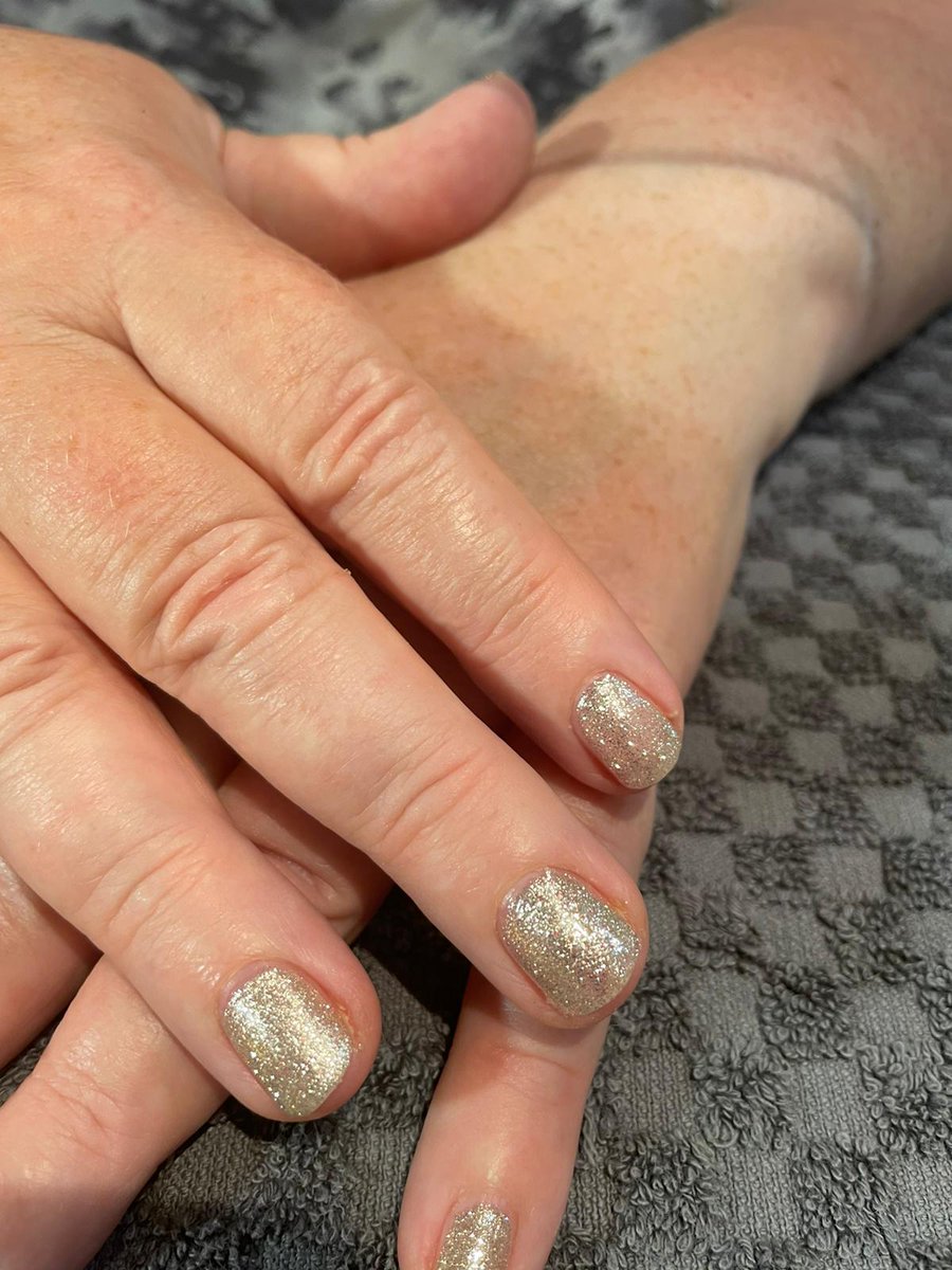 A bit of glittery gold "Fizz" <a href="/thegelbottleinc/">The GelBottle Inc</a> gel nails just in time for the weekend! Nails by Kate 💅

#ScissorsMacc #Macclesfield #GelNails #GelBottleFizz