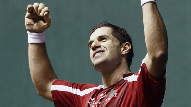 PelotaHistorica's tweet photo. Al hilo de @rafaarambillet, hoy Aimar Olaizola a sus 41 años juega en el Atano III su partido número 1.300 en 24 temporadas como pelotari profesional, con un porcentaje total de victorias del 62,66%. Su mejor temporada fue la 13/14 con un 73,68% de victorias. (Seguid leyendo). https://t.co/6qFxvGf64m