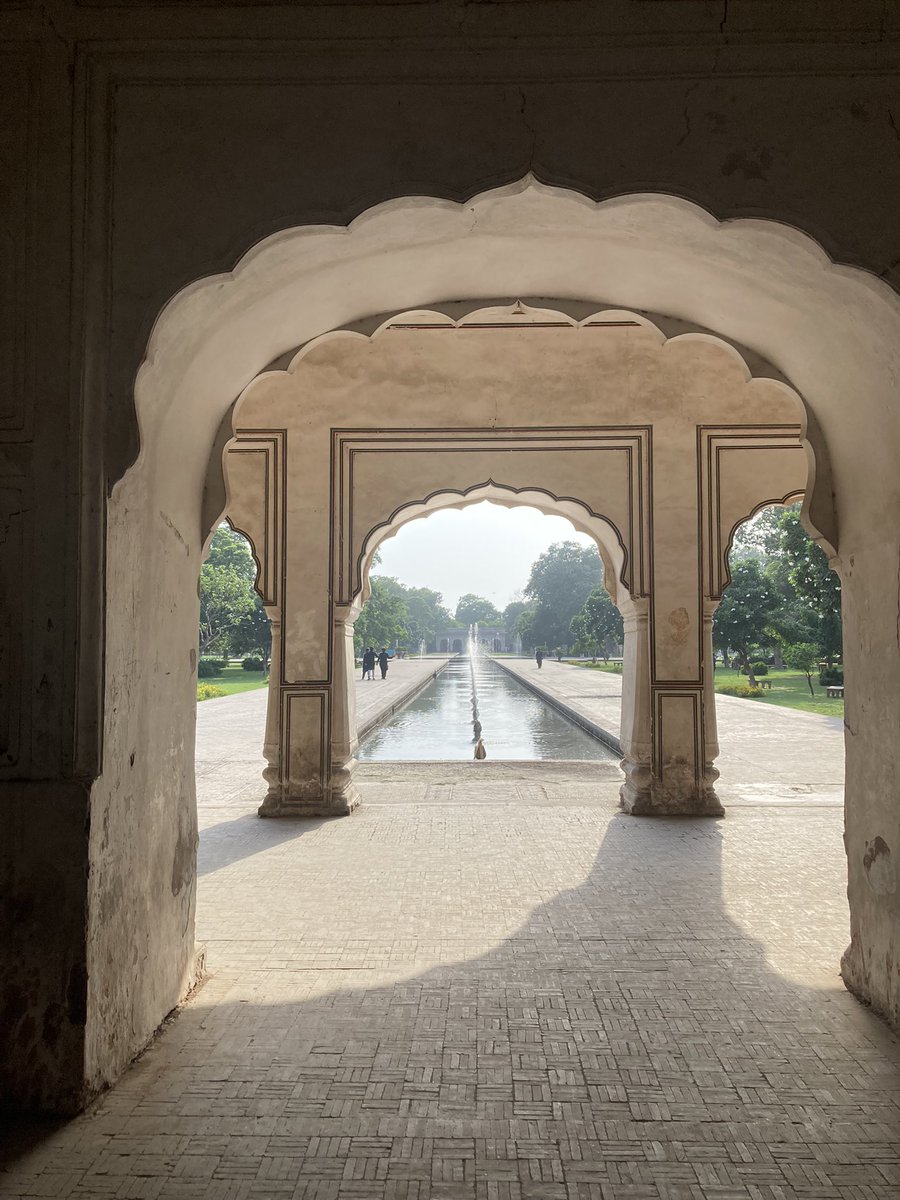 mimochilamepesa's tweet photo. Lahore es una animada ciudad en Pakistán. Grandes avenidas y espacios verdes. El Fuerte de Lahore y los Jardines Shalamar construido por el Emperador Mogol Shah Jahan 1631-1642 Preciosa Mezquita Wazir Khan
#mimochilaenpakistan
#punjab
#lastplaces https://t.co/RZxfpbdXHF