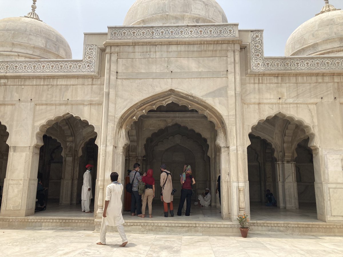 mimochilamepesa's tweet photo. Lahore es una animada ciudad en Pakistán. Grandes avenidas y espacios verdes. El Fuerte de Lahore y los Jardines Shalamar construido por el Emperador Mogol Shah Jahan 1631-1642 Preciosa Mezquita Wazir Khan
#mimochilaenpakistan
#punjab
#lastplaces https://t.co/RZxfpbdXHF