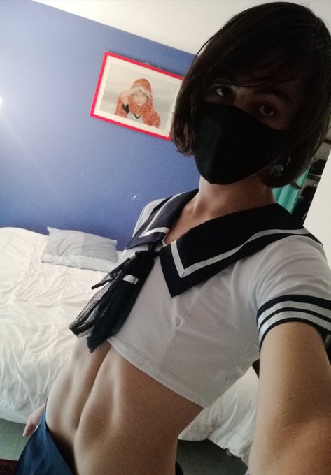 Hewo, got back from school :3 https://t.co/cgt6d58xJo