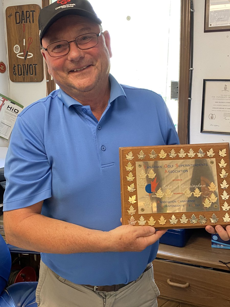 Nigel_Rennie's tweet photo. Not many Supers have this much metal to display. Congrats @JFCturf on a gr8 career!! Retirement is just a snow mould app away 🎉🎉 #golf #retirement @OntarioGSA @GolfSupers https://t.co/bBNxpQoYUD