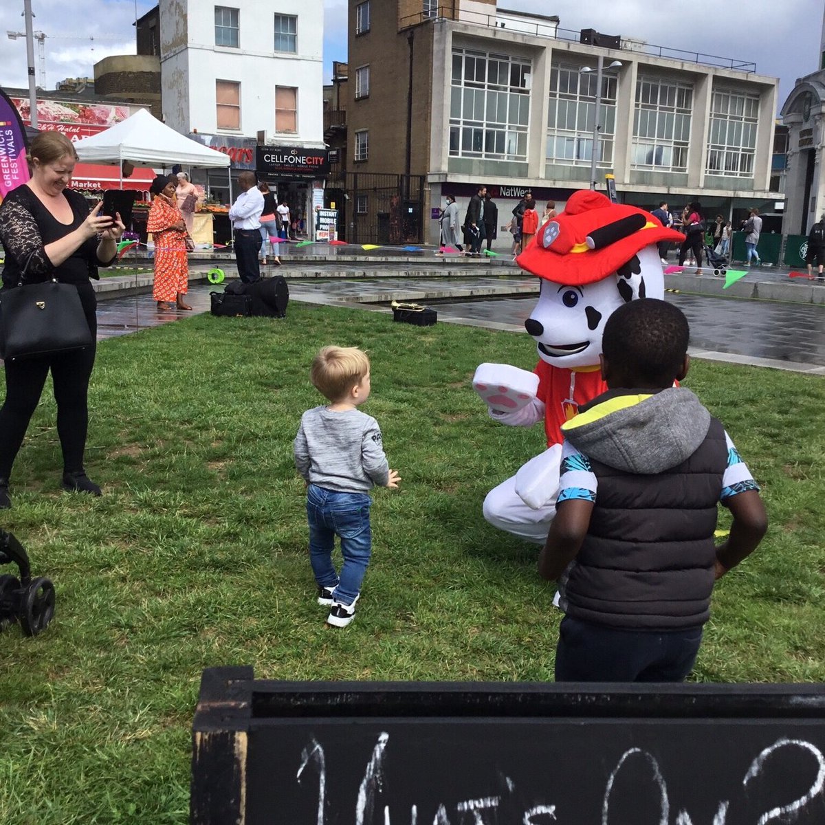 🌟Time to get busy!🌟 

Let's get active this Friday with sports🥎, sand art, mask making ✏️ and meet the mascot🐶  plus dance workshops for all ages!  

royalgreenwich.gov.uk/holidayfunfrid…
