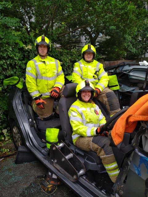Green Watch Borehamwood having been refreshing their RTC skills. Crews utilised the TEAM approach to perform a full roof removal and dashboard roll. #notjustfires #firefightersafety #preperationiskey