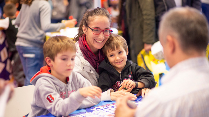 🎯 Pour développer la thématique "#jeu", #Kidexpo renoue son partenariat avec le Festival Ludique International de Parthenay.

🤝 Les #éditeurs de jeux de société bénéficient d’une tarification, d’un aménagement clef en mains et d’un plan de communication ciblé.