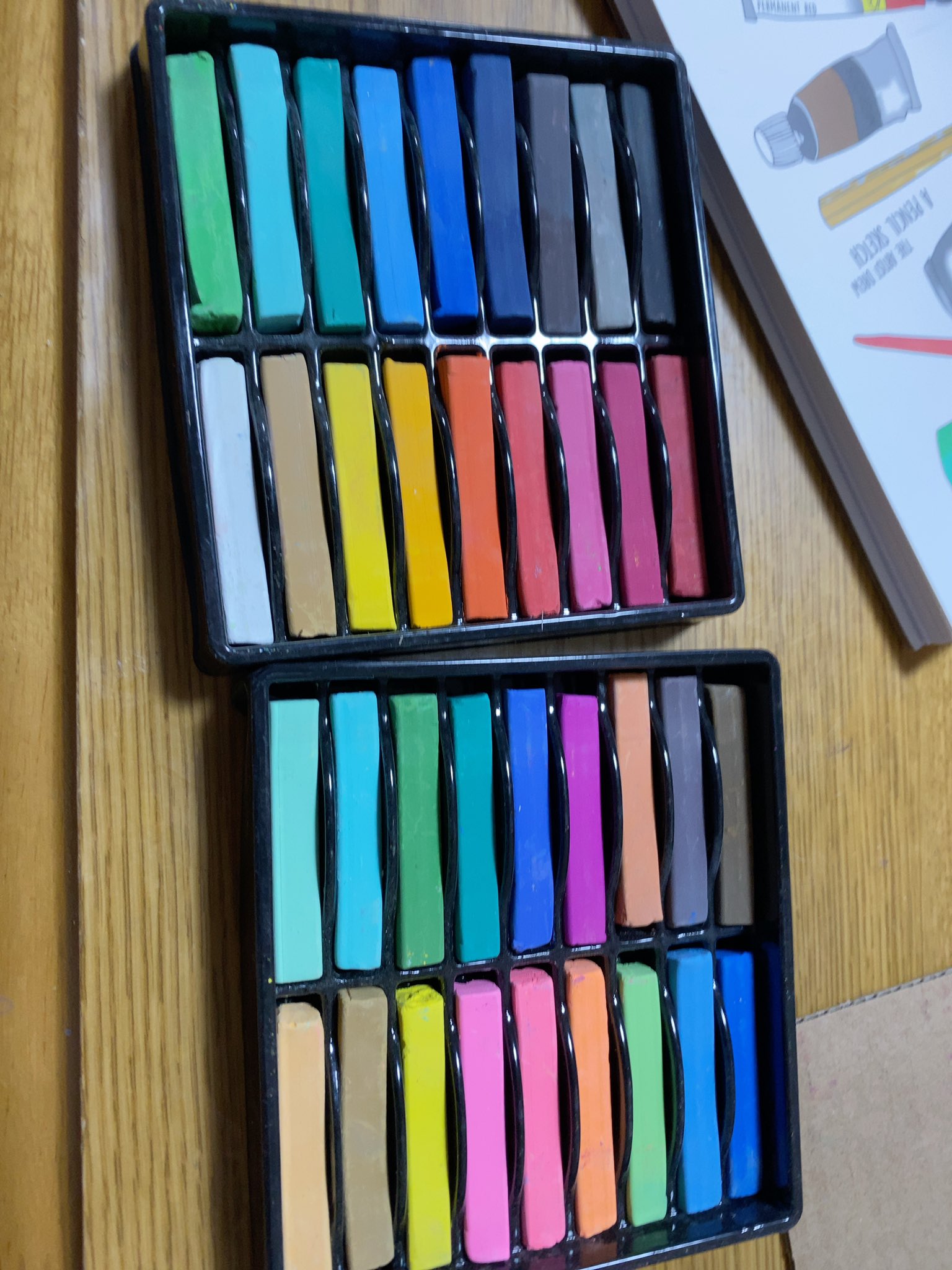 やんぴぴ 画材買ってきた ダイソー様々 O 罒 O プラ板用にパステルも買ってきたけどめちゃくちゃ可愛い パステル 購入画材 アナログイラスト T Co 8e3jcsnlmf Twitter