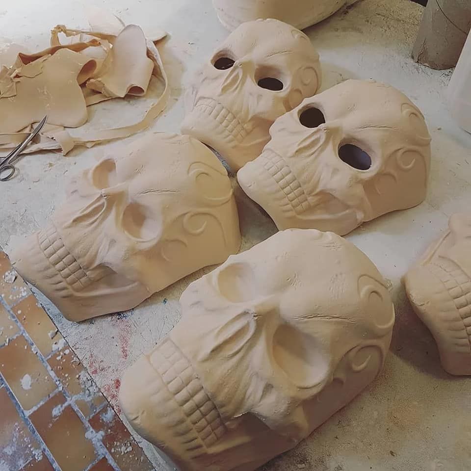 PhoenixEffectFX's tweet photo. Production of latex skull masks in progress.😋🎃🧟‍♂️💀
#halloweenmask #latexmask #sfxmask #masklove #maskartist #skullwork #creepymask #monstermask #propsmaker #skullmask #maskcollector #creaturefx #creatureconcept #horrorartwork #sfxartist #halloweencostumes #kull https://t.co/uIR1zEtsja