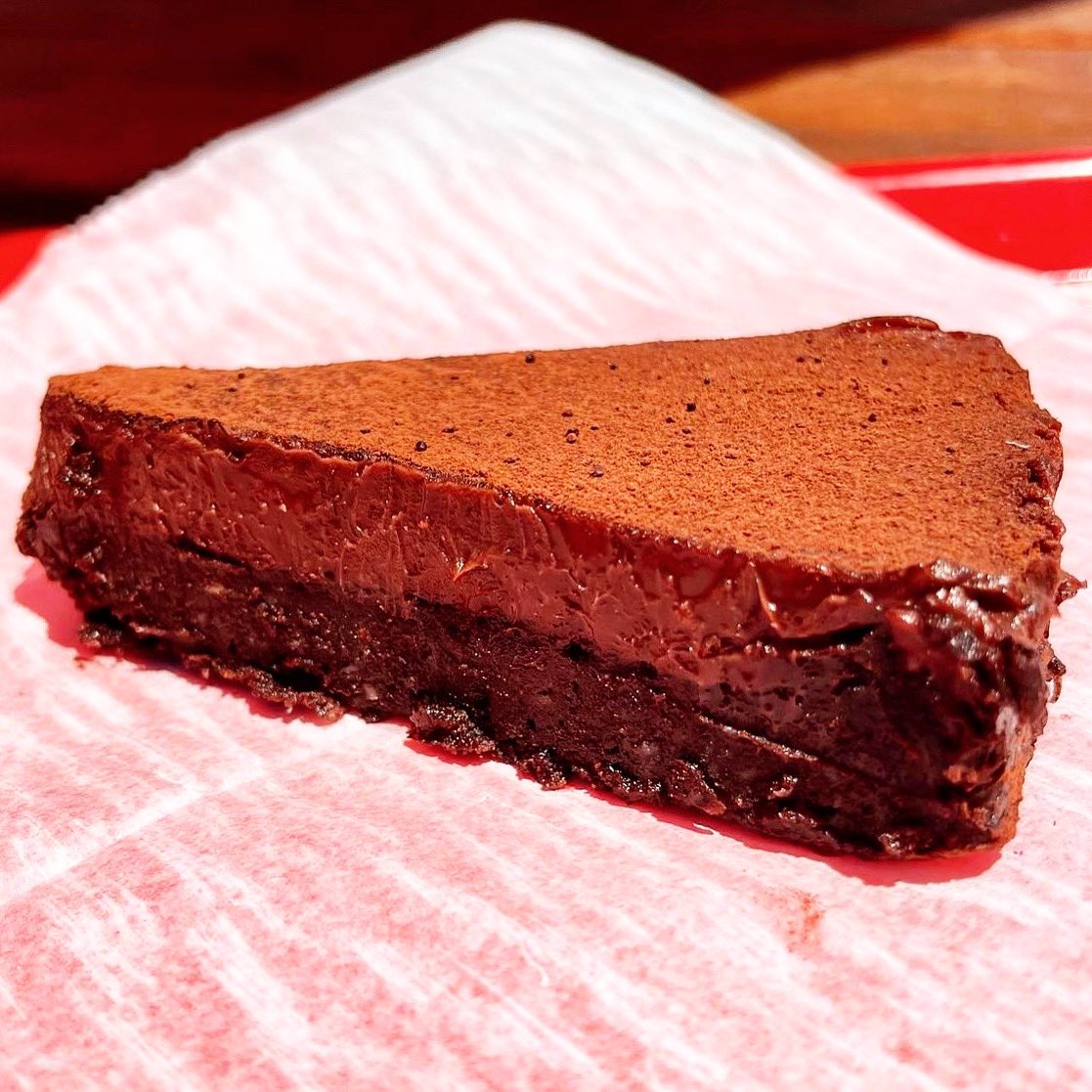 “RICHIE RICH"🤑🤑🤑(chocolate tart) 2 layer tart w/ dark chocolate ganache layered with silky chocolate mousse and cocoa powder *GLUTEN FREE**Contains DAIRY*

OPEN TIL 9! ORDER ONLINE!
TILLYSCHEESESTEAKS.COM

#rhodeisland #food