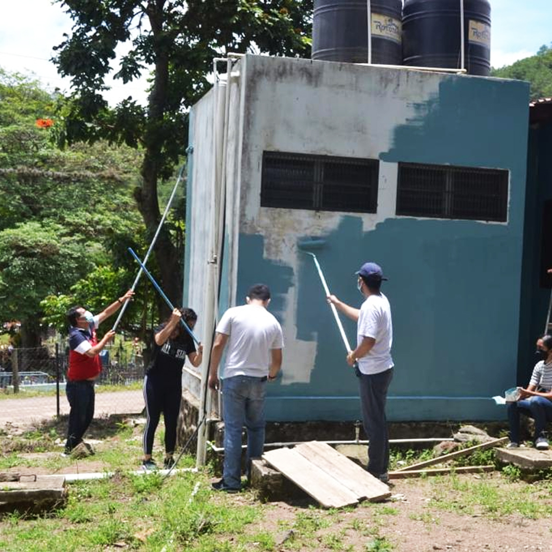 BecasHN2020's tweet photo. Los Becarios 20/20 aman pintar una y otra vez, siempre van mejorando distintos lugares y embelleciendo nuestra nación, ellos no se cansan, esta vez llegaron hasta Soroguara.
#LoQueFirmoLoCumplo https://t.co/KPOmWKiaYr