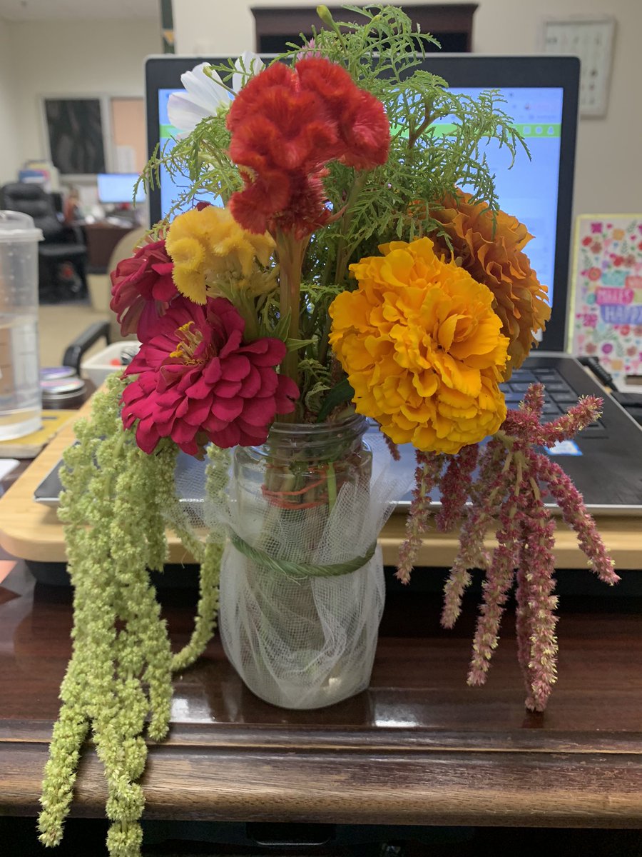 alixandra27's tweet photo. When a parent brings you this beautiful arrangement and says “you’ll have to come to the farm to cut flowers!” #THANKYOU #berightthere #wholeweekmade 🌼 https://t.co/d3KQ7CFuqf