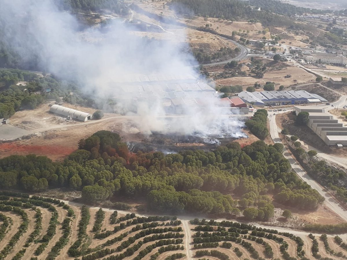 Plan_INFOCA's tweet photo. 🔴 DECLARADO #IFNerva (#Huelva), zona del vertedero. 
Medios: 1 helicóptero de transporte y extinción, 2 aviones de carga en tierra, 3 autobombas, 20 #BomberosForestales, 1 técnico de operaciones y 1 agente de medio ambiente. https://t.co/98NldbWI3h