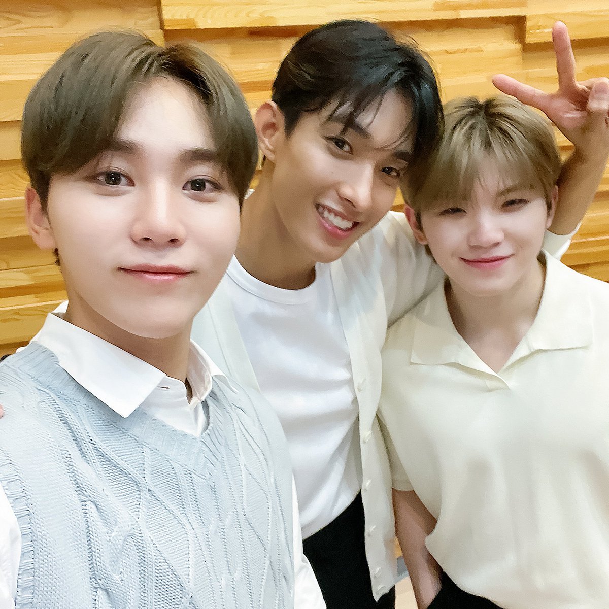 Seventeen_FR's tweet photo. Ξ TWITTER Ξ 210813 - Tweet de #Seventeen

✔ Woozi, Dokyeom et Seungkwan ont participé à l'OST de Hospital Playlist Saison 2 #IsItStillBeautiful! 👏

La voix de miel 🎤 3 personnes, pour 3 fois plus de force dans vos oreilles! 
CARATs, donnez beaucoup de soutien à (...) https://t.co/VseBZ6s622