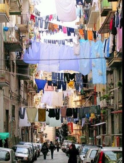 En Nápoles ondean sin freno las banderas de la gente.