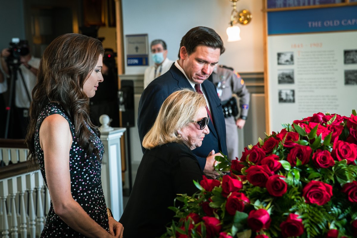 GovRonDeSantis's tweet image. Today Bobby Bowden lies in honor in the Florida Capitol, and we celebrate his great legacy of leadership, faith, and family.