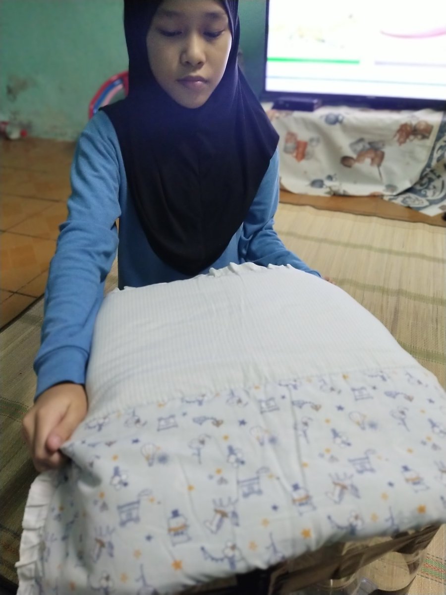 farafrekko's tweet photo. PANDEMIC PLASTIC RUSH
WEEK 3 : NATIONWIDE PLASTIC ART CHALLENGE

Date : 10th - 13th August 2021

Making a stool from used plastic bottles.

Name : Nur Zahira Irdiana Binti Abdul Rashid
School : SK Pinggan-Pinggan Pitas

#BeDrasticSayNoToPlastics
#WaveMakers 
#WAGGGS 
#UNEP
#GGAM https://t.co/DRFZfr1liY