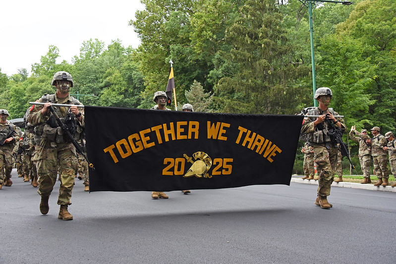 WPAOG's tweet image. On Aug. 9, the USMA Class of 2025 concluded their Cadet Basic Training with a 12-mile march from Lake Frederick to West Point. Over 250 #WestPoint grads joined the new cadets for their #MarchBack, including their 50-Year Affiliation Class of 1975. PHOTOS: flic.kr/s/aHsmWogLFN